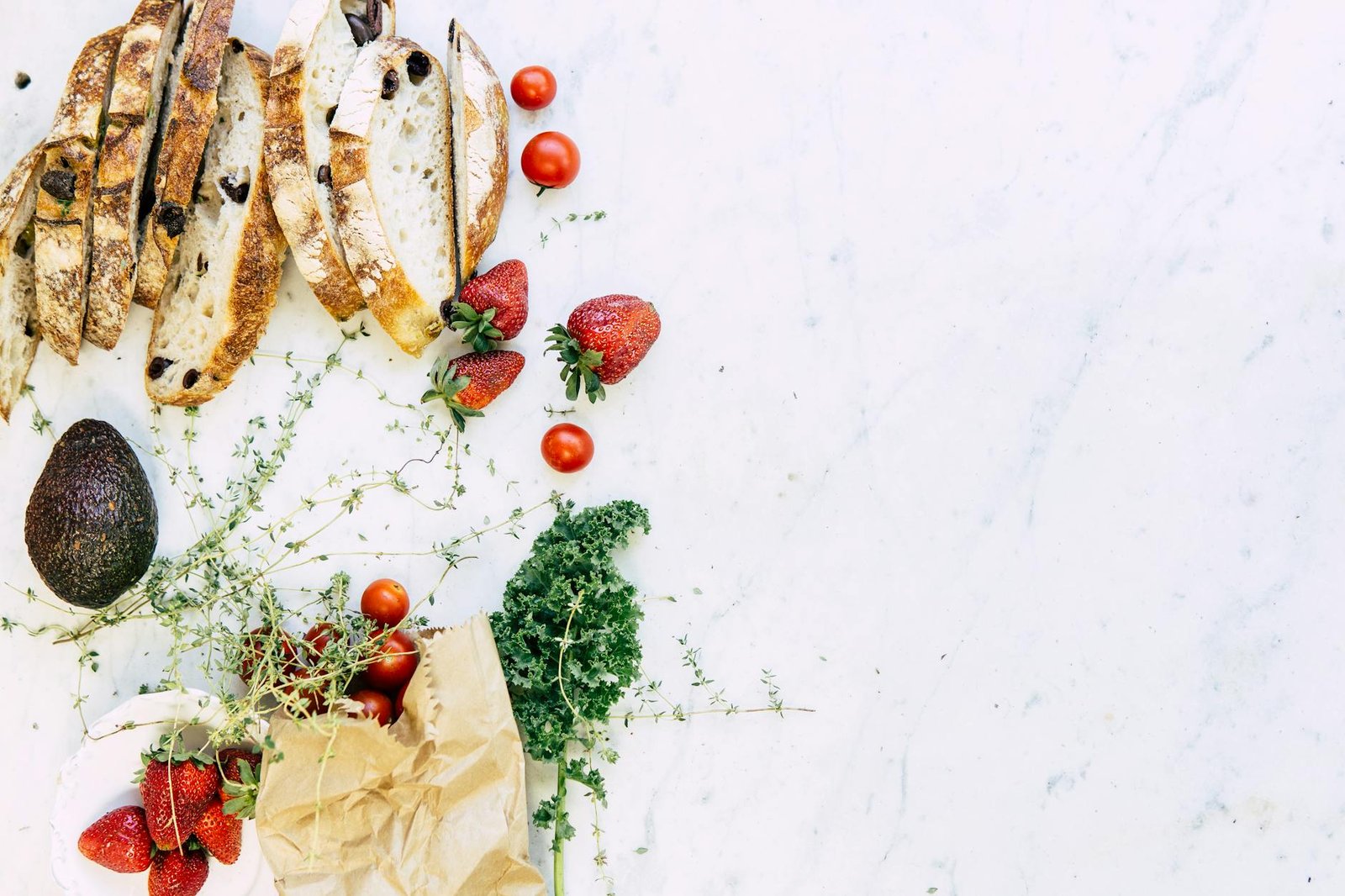 fotografi flatlay strawberi dan roti yang dihiris